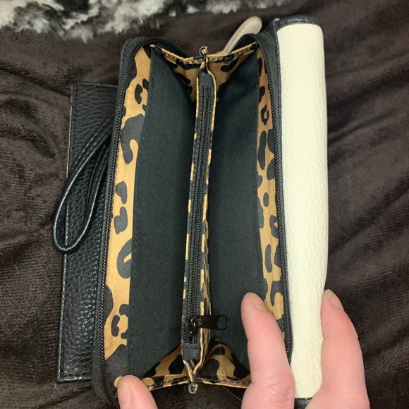 Jessica Simpson Leather Wallet - Picture 3 of 3